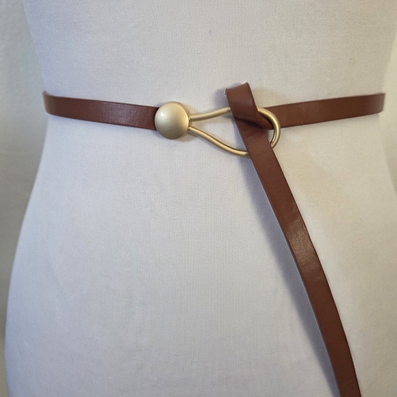 Brown thin belt with gold circular buckle - Picture 5 of 7